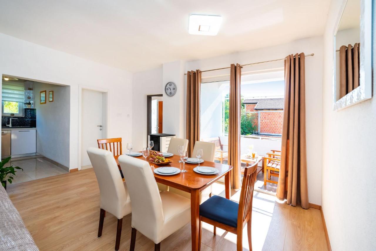 Apartment Maia Lena For Family ยาเซนิเซ ภายนอก รูปภาพ